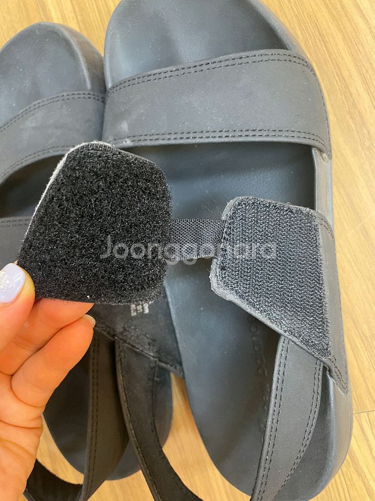 뉴발란스 블랙 샌들입니다사이즈는 260이고요편하게 신기--6