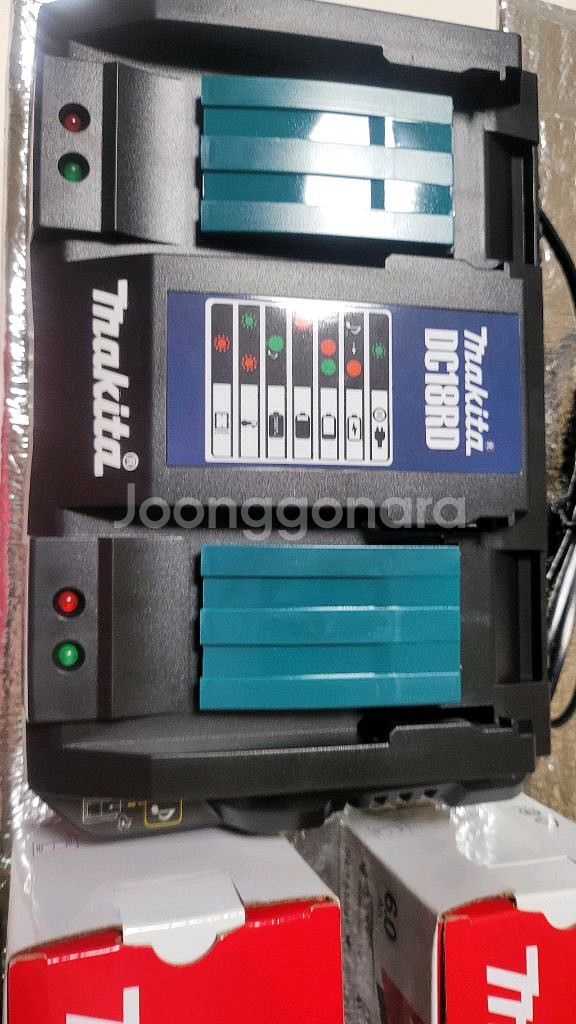 [새상품]마끼다 듀얼 고속충전기와 배터리2개 6암페어--0