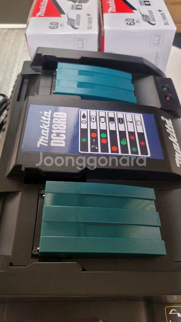 [새상품]마끼다 듀얼 고속충전기와 배터리2개 6암페어--3