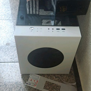 화이트 색상의 미니 타워 케이스와 700W 파워 일괄로