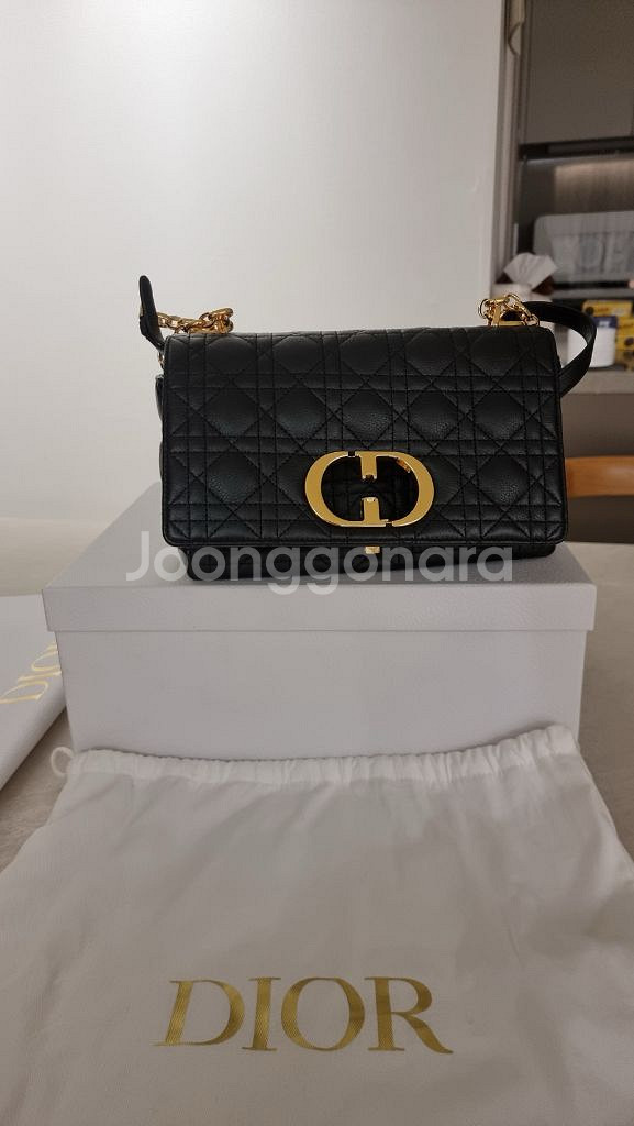 디올 카로백 미디움 블랙 금장 팝니다--6