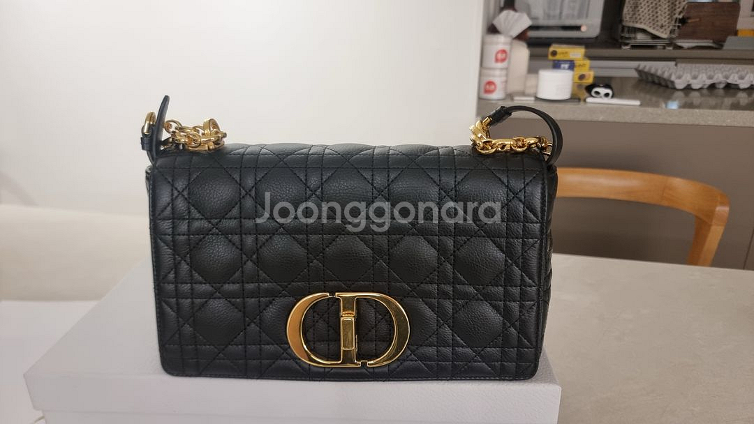 디올 카로백 미디움 블랙 금장 팝니다--8