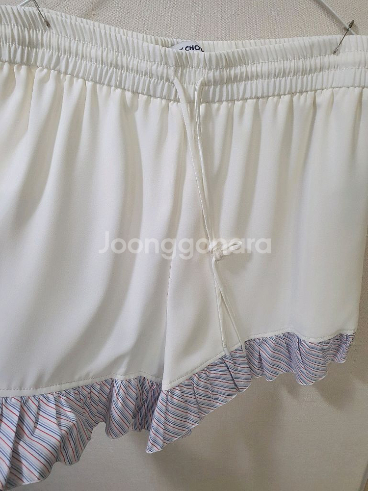 (새상품)럭키슈에뜨 프릴 팬츠 럭키슈에뜨 반바지--2