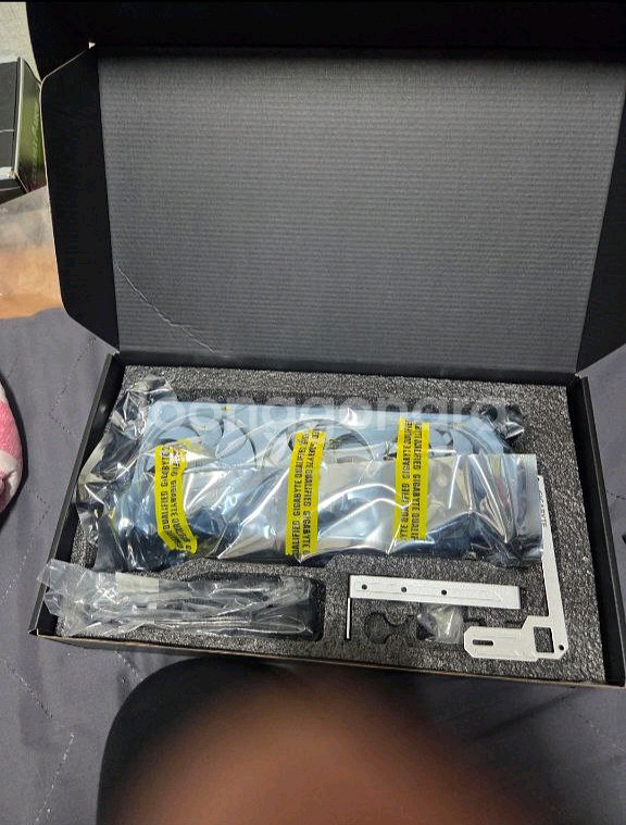 기가바이트 RTX 4070 TiAERO--1