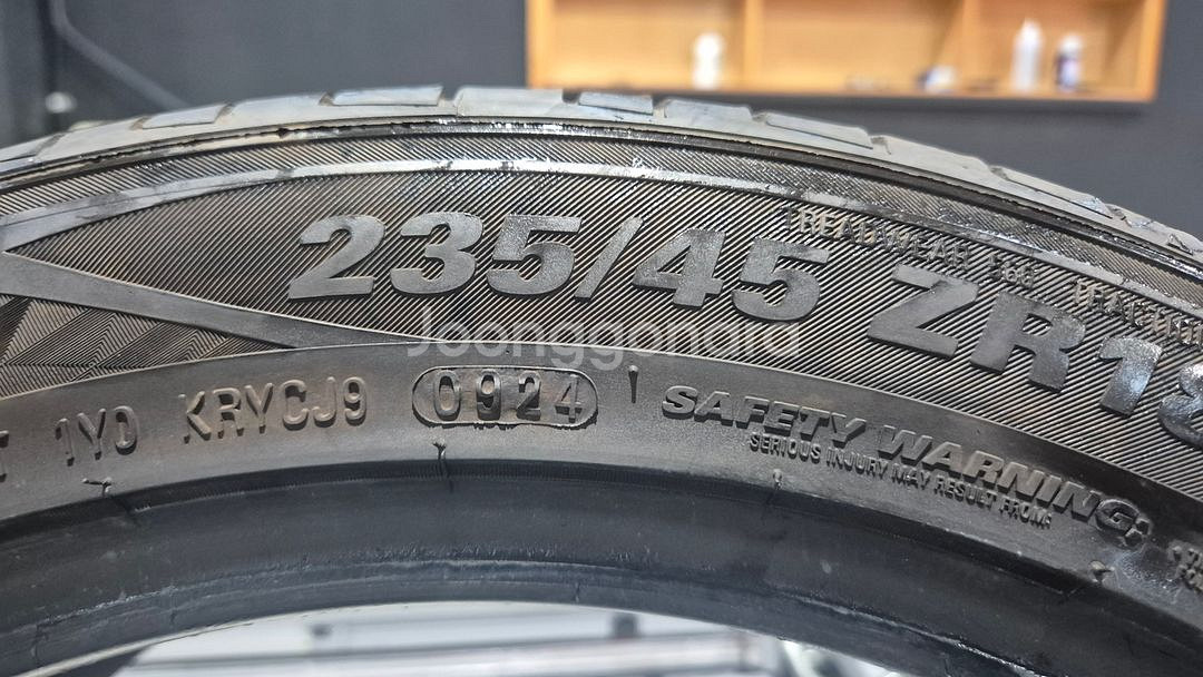 중고 타이어 235 45 18 금호 마제스티9 2본--1