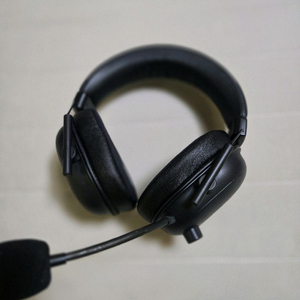 레이저 블랙샤크 V2. 하이퍼스피드 무선 헤드셋 급쳐
