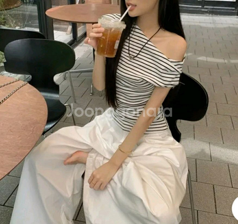 에이블리 원숄더 셔링 반팔 티셔츠 새상품--4