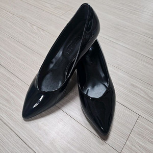 (새상품) 제이제이 여성 검정 에나멜 구두 250