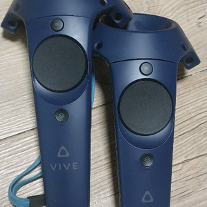 HTC VIVE 프로 컨트롤러 2개