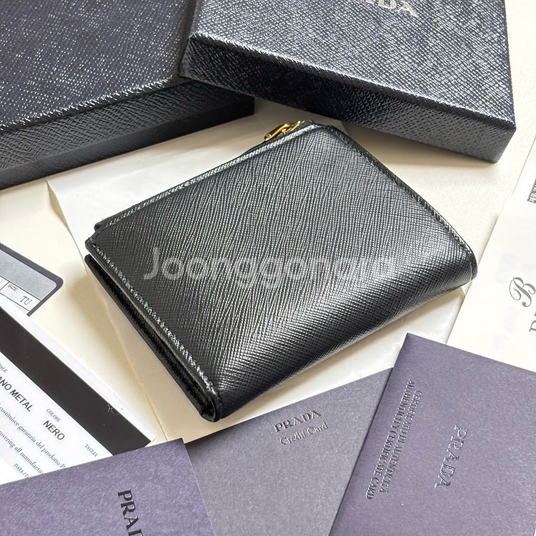 [A+급/백화점] 프라다 사피아노 메탈 지퍼 반지갑--1