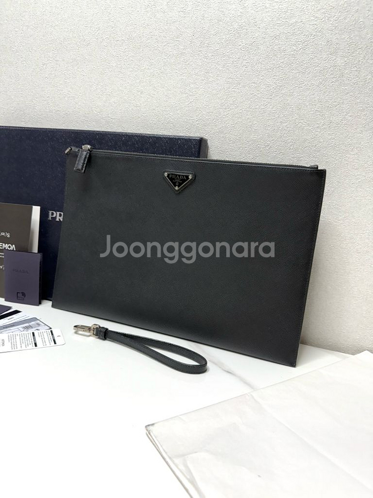 (내장칩풀구성)프라다 사피아노 레더 삼각로고 클러치백--1