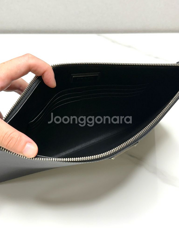 (내장칩풀구성)프라다 사피아노 레더 삼각로고 클러치백--8