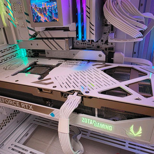 Zotac RTX5090 솔리드 화이트