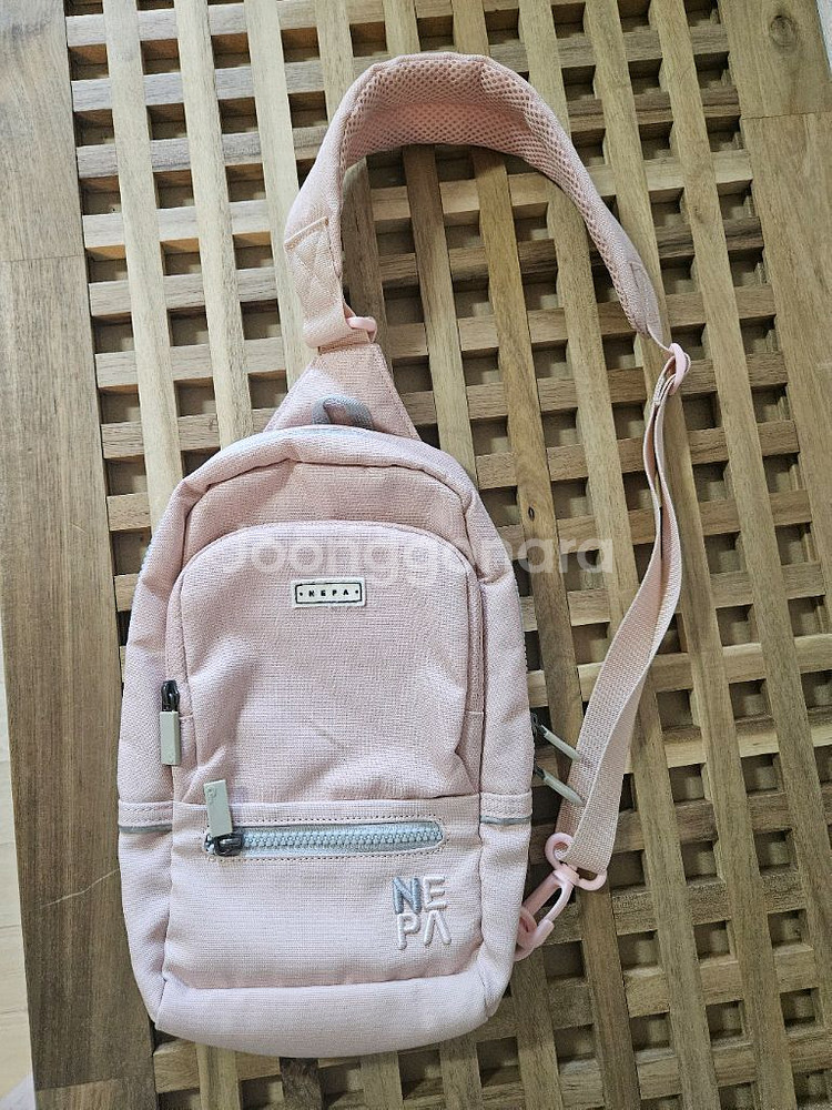 4만원 가까이 팔리는 네파 슬링백 핑크 KDE75074--0