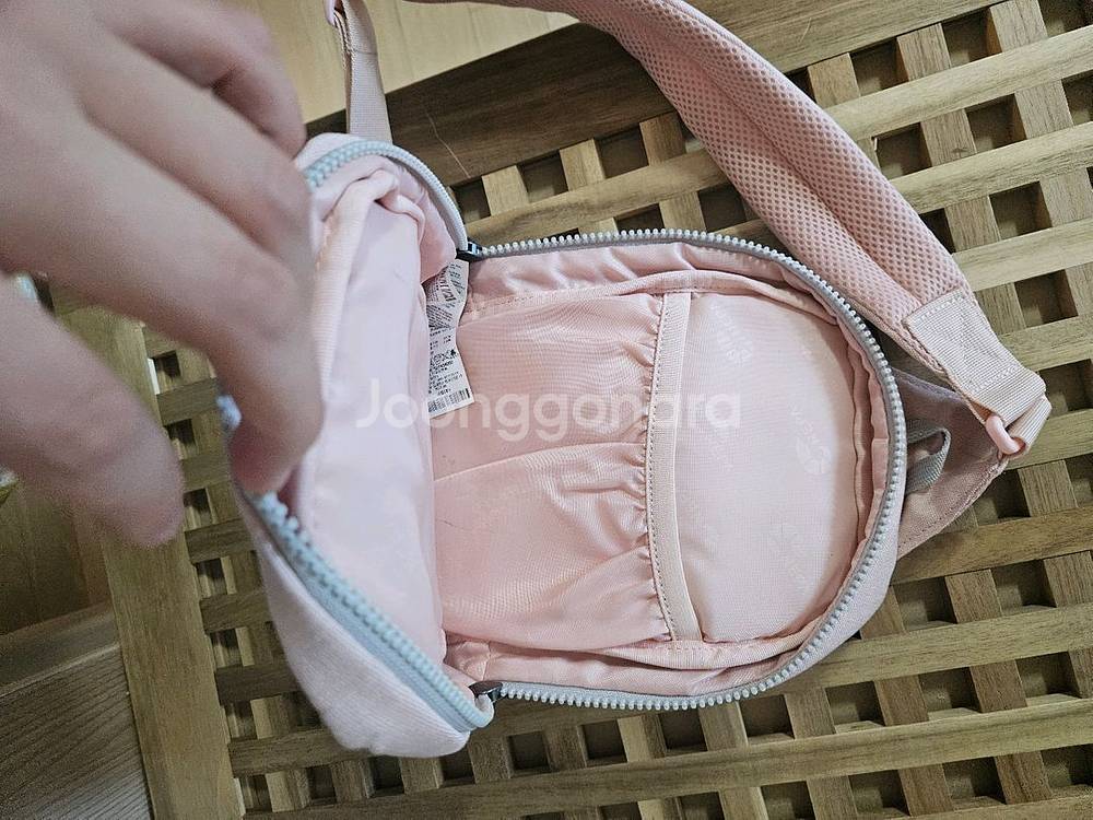 4만원 가까이 팔리는 네파 슬링백 핑크 KDE75074--3