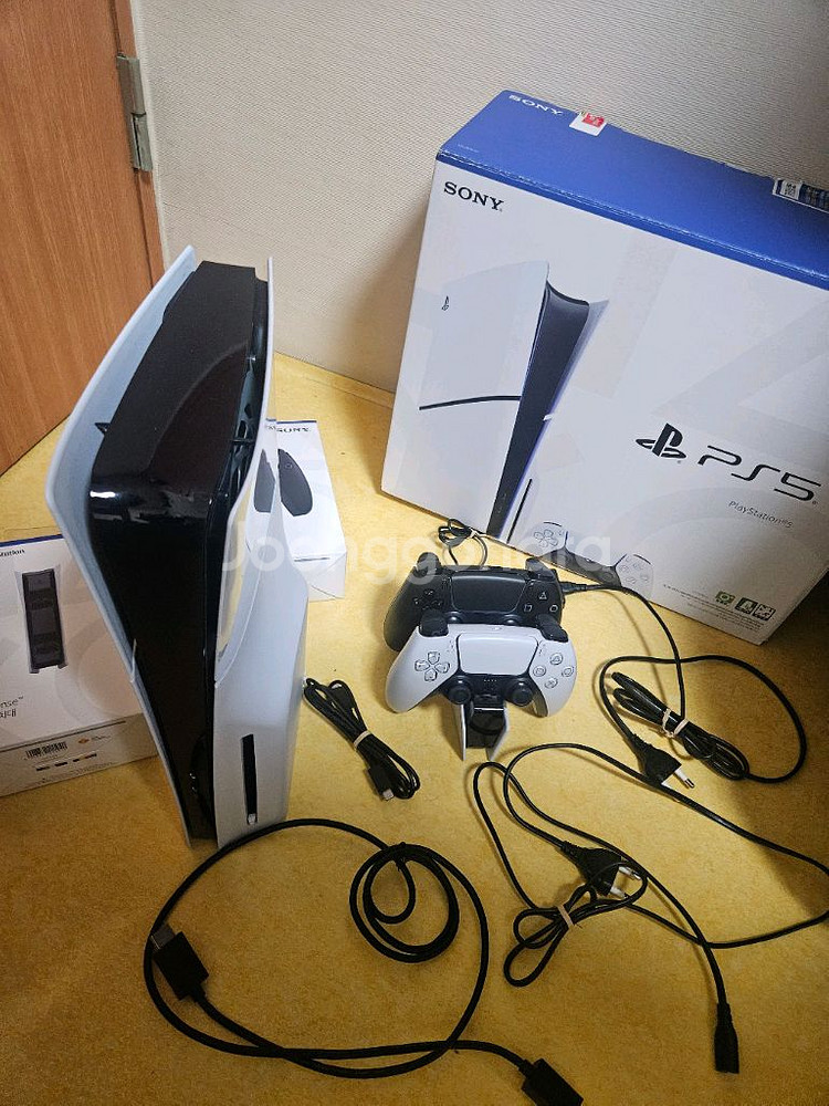 플스5 슬림디스크에디션+추가듀얼센스+충전거치대 팝니다--5