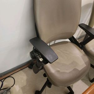 스틸케이스v2 신형 립체어 가죽