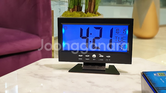 단돈 만원에 이런 신기한 LCD 탁상 시계를?--1