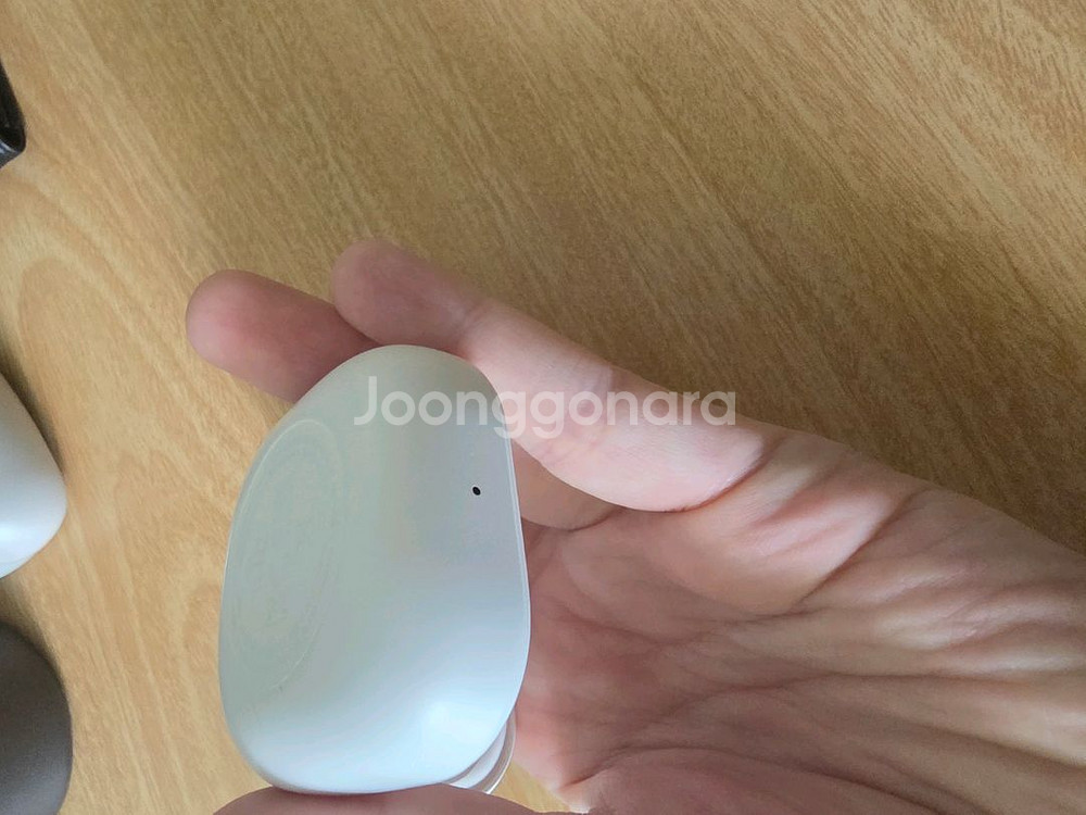 버즈2프로 충전케이스 흰색팝니다--3