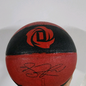 아디다스 로즈 미니농구공 3호 판매합니다.