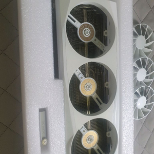 9070 XT XFX QUICKSILVER MAGNET