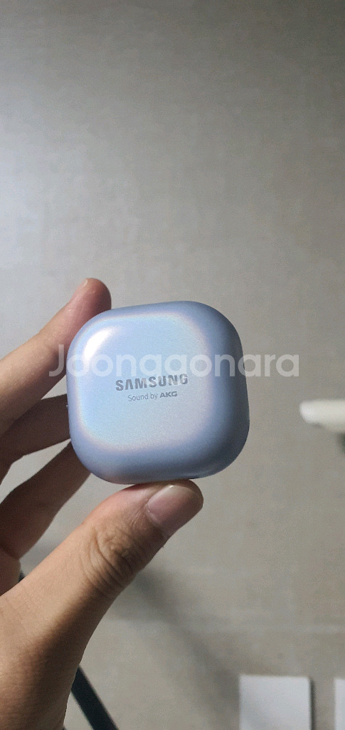 버즈 프로 실버 충전기 본체 판매합니다--0