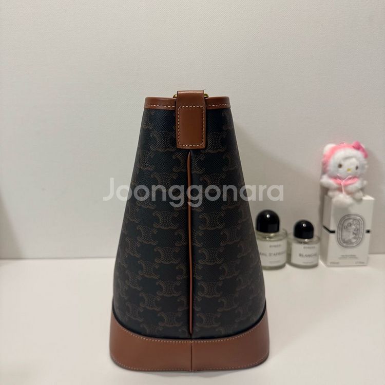정품 셀린느 트리옹프 캔버스 카프스킨 미디엄 버킷백--3