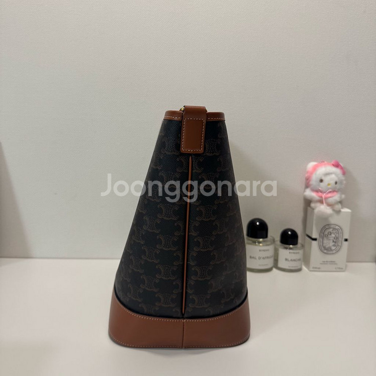 정품 셀린느 트리옹프 캔버스 카프스킨 미디엄 버킷백--2