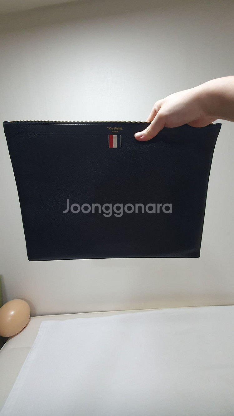 톰브라운 삼선탭 라지 클러치백--0