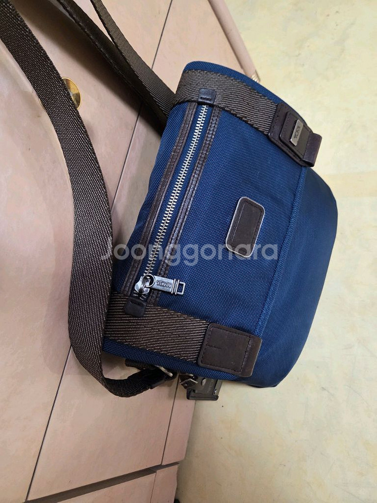 투미 정품 알파브라보 빌 미니 메신저백--3