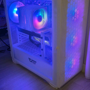 올 화이트 PC / 7600, 4070 Ti 본체