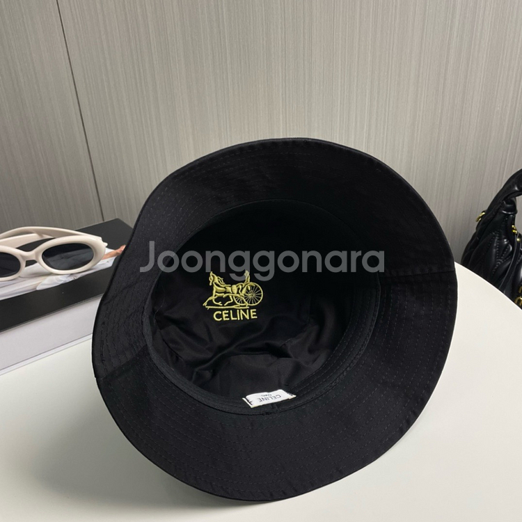 셀린느 남녀 모두 사용할 수 있는 블랙 버킷 햇--2
