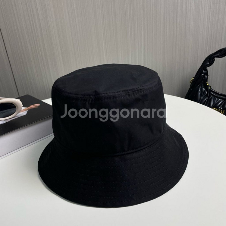 셀린느 남녀 모두 사용할 수 있는 블랙 버킷 햇--1