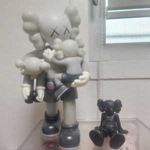 KAWS피규어
