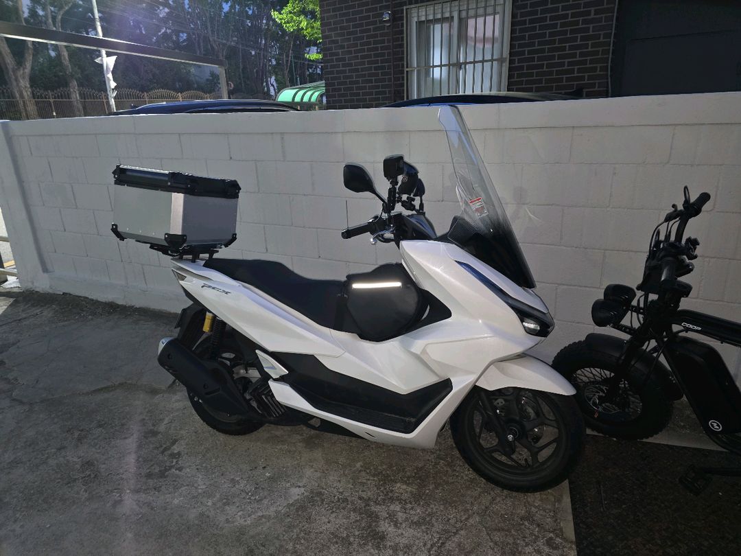 25년식 펄화이트 pcx125 1,410km