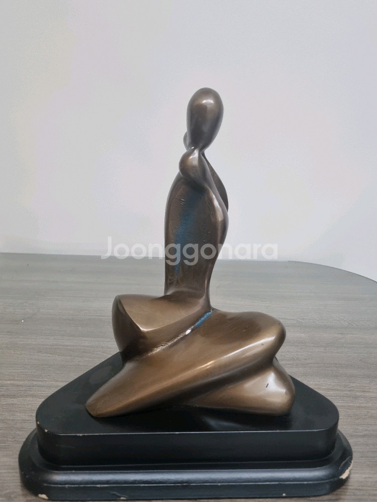 여인상. 브론즈. 한점 판매합니다. 재질은. 동--0