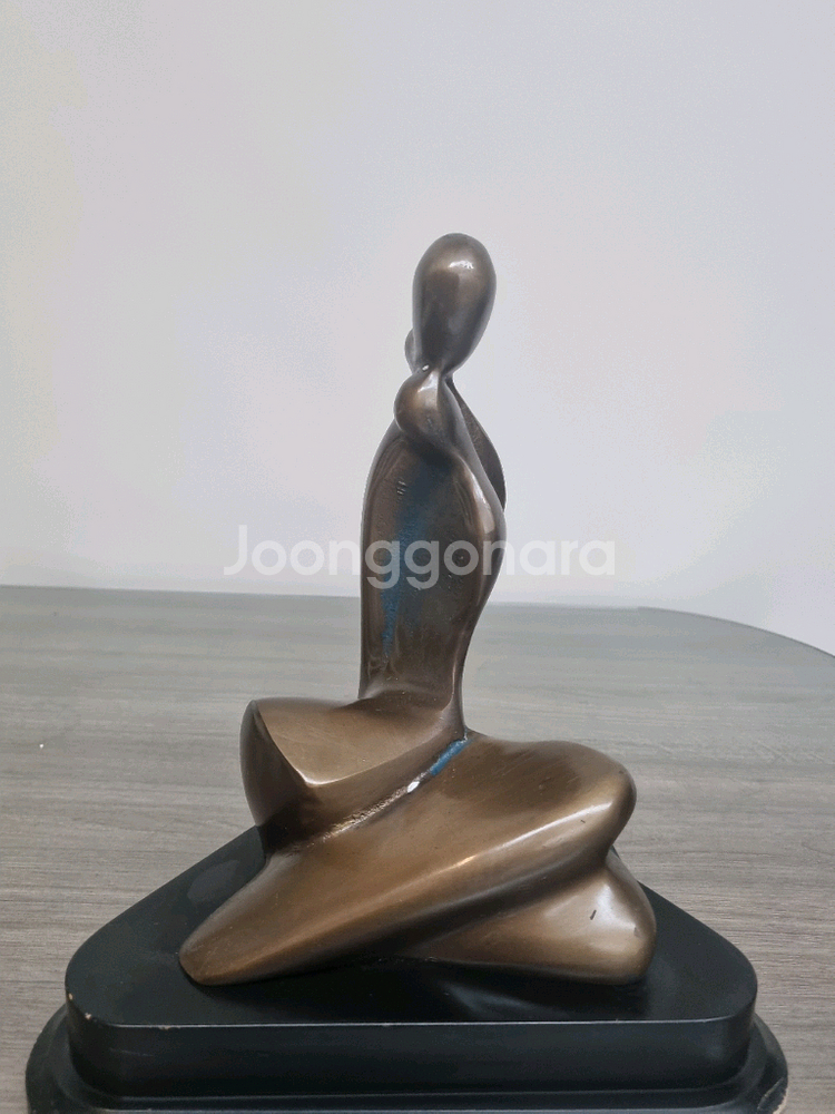 여인상. 브론즈. 한점 판매합니다. 재질은. 동--2