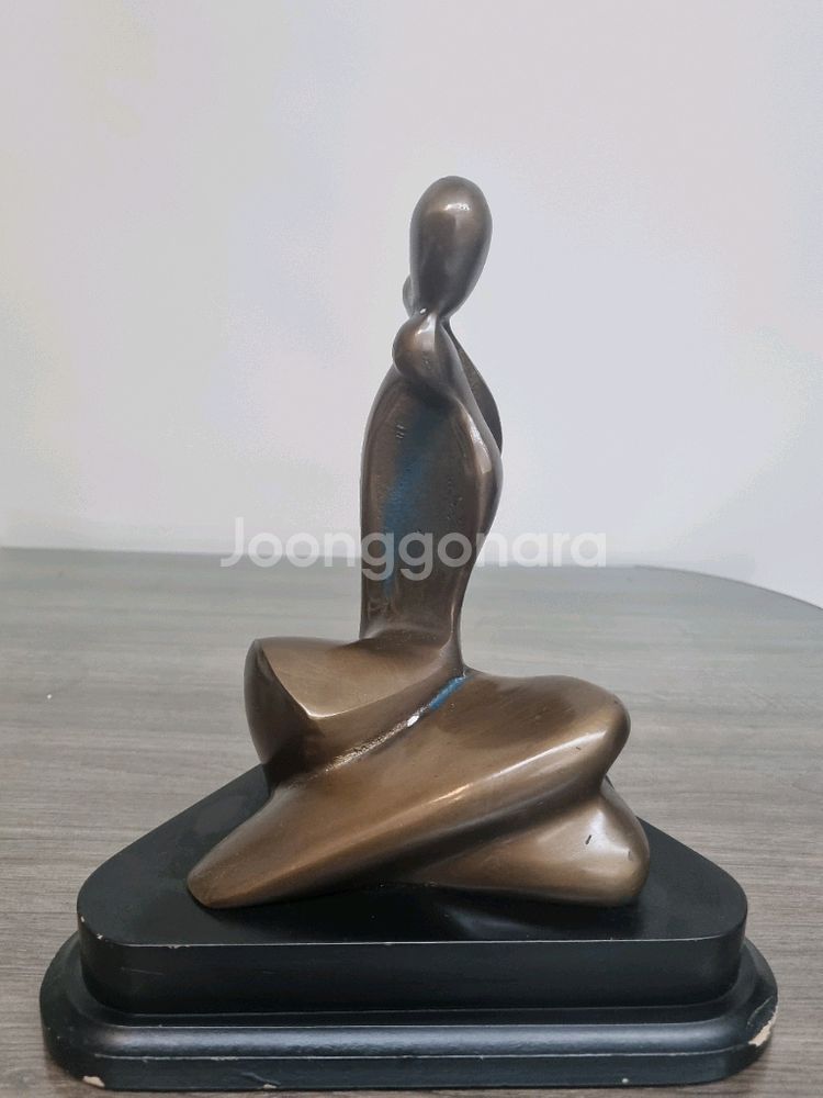 여인상. 브론즈. 한점 판매합니다. 재질은. 동--1