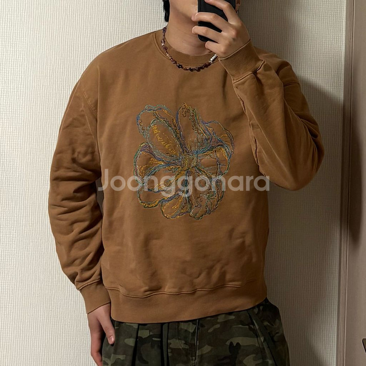 정품 앤더슨벨 브라운 자수 맨투맨 스웻셔츠--0