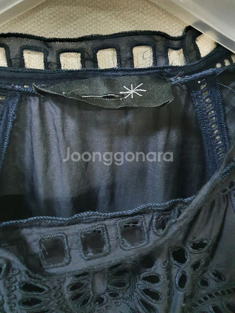 이자벨마랑 아일렛펀칭 블라우스--3