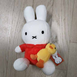 오리 안은 미피 인형