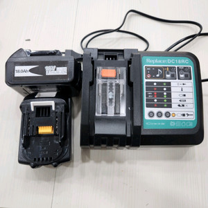 마끼다 호환 배터리 2개와 충전기 1개 세트 새상품입니