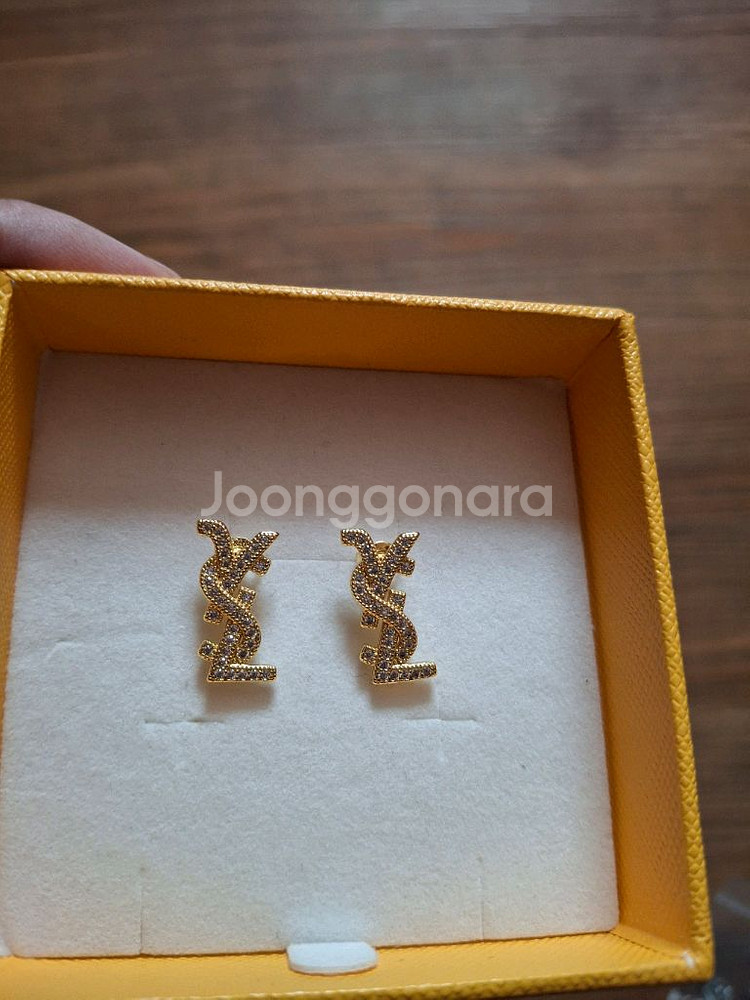 입생로랑 은귀걸이 팝니다--1