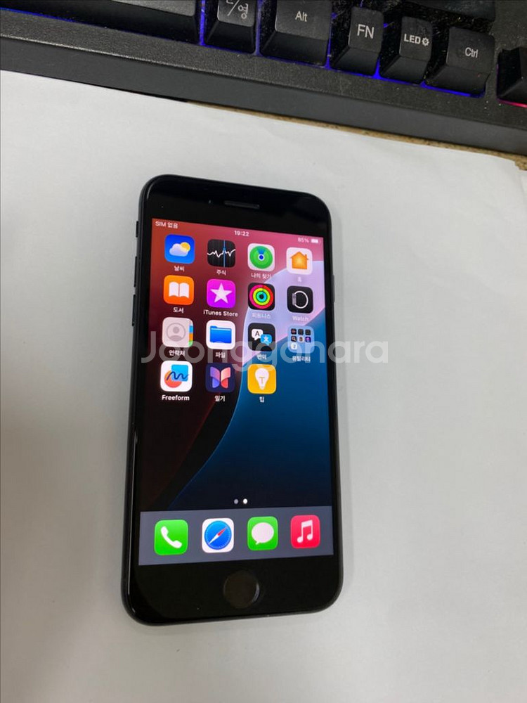 아이폰SE3 미드나잇 A급 64GB 무잔상--1