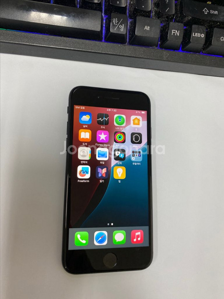 아이폰SE2 블랙 A급 64GB 무잔상 배터리100%--1