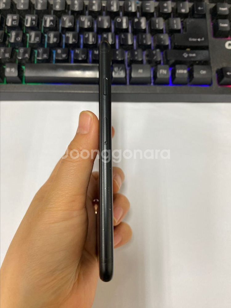 아이폰SE2 블랙 A급 64GB 무잔상 배터리100%--3
