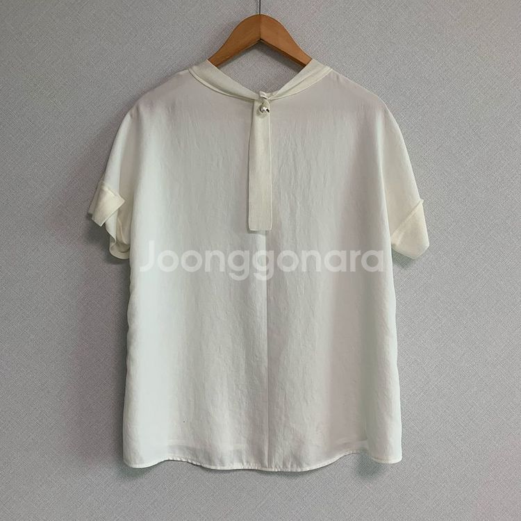 [한섬] 마인 백 진주 버튼 반팔--1