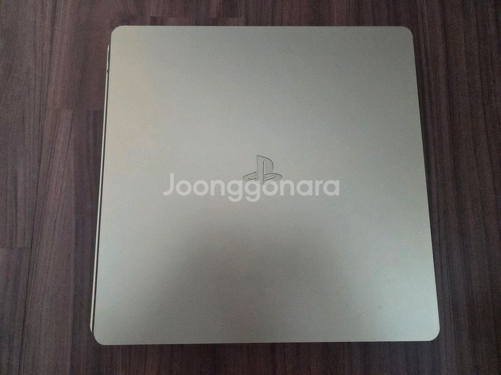 ps4 한정판 금색 500GB + 게임 CD 2개--1