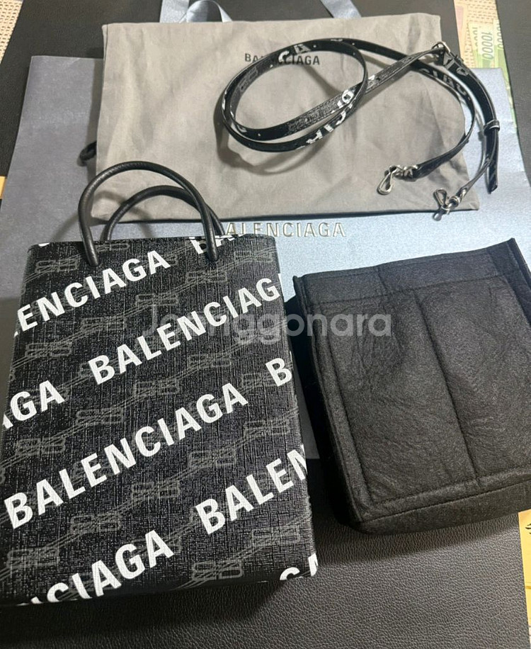 발렌시아가 블랙 BB모노그램 크로스백--0