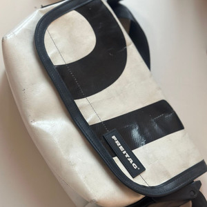 프라이탁 하파오 흰검 가방